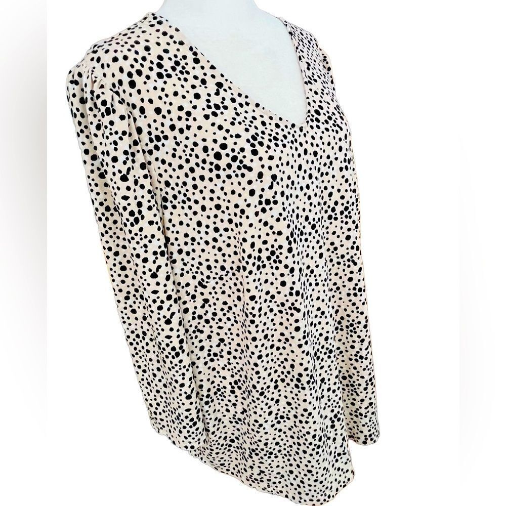 Adrianna Papell blush pink/black & white dot v neck top size 1 X. - Picture 5 of 6